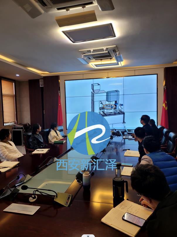 近日，由西安新匯澤創(chuàng)新研制的山東省水土保持計量裝置建設項目成功通過驗收。 2023年5月19日，西安新匯澤測控技術有限公司邀請組織水保行業(yè)相關專家學者對《山東省水土保持計量裝置建設項目(1包)》進行了驗收，驗收組聽取了項目實施情況匯報，重點察看了泥沙監(jiān)測儀器檢定裝置演示視頻，審查了設計方案，研判了裝置性能達標指數。 山東省水土保持計量裝置建設項目，經過五個多月的工業(yè)設計、三維建模、推導演示、設計加工、機械組裝等緊張施工，于2022年11月21日完成該項目全部設備的安裝和調試，從2022年11月至2023年5月，通過近6個月的試運行及可靠性測試，不斷完善改進硬件設施，優(yōu)化操作系統(tǒng)，該水土保持計量裝置建設項目在試運行過程中，積累了大量基礎數據，達到了設計要求。 檢定平臺由固體樣土投放裝置、稱重式固液攪拌裝置、注入式標準泥沙水樣投放工作模塊（或被檢設備接收測量模塊）和泥水分離循環(huán)利用系統(tǒng)以及中央智能控制系統(tǒng)等五部分組成。 水土保持計量裝置檢定平臺有以下創(chuàng)新點： 1、在設計理念上進行了創(chuàng)新。提出了“用稱重檢稱重、用攪拌檢光電”的分步式設計思路，稱重式用反推法配制標準液，突出單位體積內泥沙含量的精準性；攪拌式采用多種機理的攪拌裝置，強調標準液的均勻性。另外，在結構布局的協(xié)調性上進行了創(chuàng)新。平臺整體設計體現了該設備工業(yè)設計的現代感和機械感，操作使用方便，功能配套齊全。        2、操作邏輯進行了創(chuàng)新。在稱重攪拌方面，平臺從系統(tǒng)自檢到投沙到注水到攪拌到排放到對比出結果再到沖洗等工作流程，都經過嚴密推敲，完成各步驟的時間經過精準計算，抗干擾冗余設計可靠到位，既可提高效率，又能減少故障。在光電攪拌方面，采用泵攪和雙重葉漿共同攪拌機理，提高了均勻度。 3、主控制系統(tǒng)配套軟件進行了創(chuàng)新。采用數據孿生技術開發(fā)的操作軟件（可申請軟件著作權專利），功能全面，即可對平臺運行進行全自動操控，又可實時在線視頻監(jiān)控，詳細記錄存儲過程數據，方便溯源倒查。 西安新匯澤測控技術有限公司是由水土保持監(jiān)測科研領域專業(yè)人才群體參與成立的國家高新技術企業(yè)，專注于土壤侵蝕監(jiān)測設備的研發(fā)、生產、銷售和技術服務。 公司成立以來，面對我國水土保持科技發(fā)展現狀, 立足于科研領域前沿，充分運用物聯網、大數據、移動互聯網等新一代信息技術和通信手段，以最先進的傳感測控技術和最實用的軟件開發(fā)為主攻方向，為農林水及氣象等一線科研單位開展水土保持全流程監(jiān)測提供解決方案和自動化控制應用技術與設備。